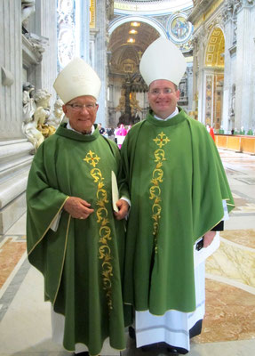 Mgr Ramousse et Mgr Schmitthaeusler dans la basilique Saint-Pierre lors du 50e anniversaire du Concile Vatican II, le 11 octobre 2012.