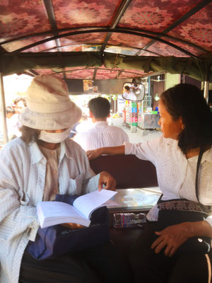 En tuk-tuk avec les paroissiennes pour aller visiter les malades