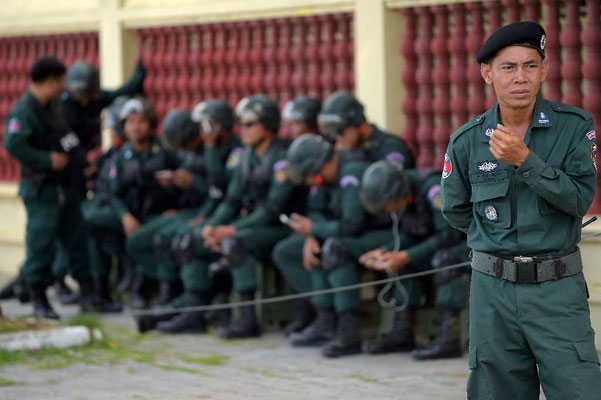 La police cambodgienne monte la garde devant la cour suprême de Phnom Penh, le 22 août 2018 (AFP)
