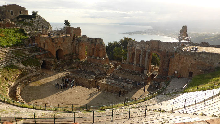 Le théâtre gréco-romain de Taormina, qui surplombe la baie du même nom.