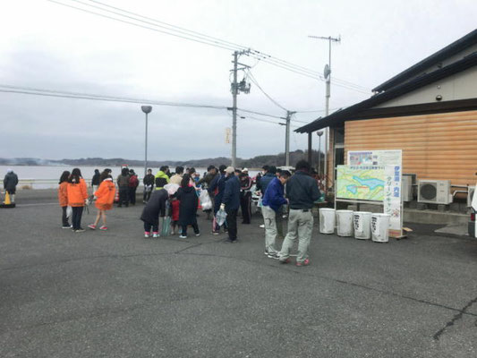 徐々に集まり始めました50人程度