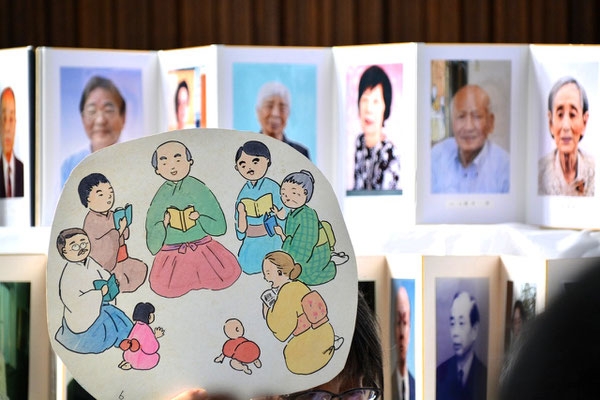 2024年11月3日（日）聖徒の日・召天者記念礼拝にて　ペープサート上演の場面です。旭東教会の歴史を、大事にだいじに保管してあるペープサートで楽しくたどる時間です。皆さま眠くなることもなく集中しています。朗読係を引き受けてくださった〈りょうこさん〉のお達者な西大寺弁？で皆さん引きこまれました。西大寺は「せぇでーじ」となりますでございますo(^-^)o