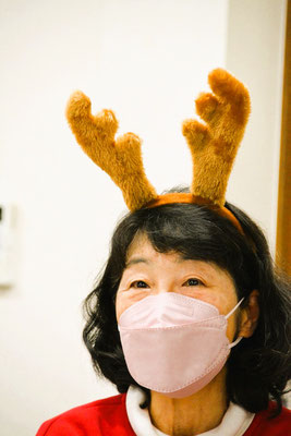 2024年12月22日（日）愛餐会のときだけでなく、お孫さんたちと共にクリスマスをこの出でたちで楽しまれたのは薫さんです。日本中の教会で、安心してこのお姿で礼拝できるのは、ユニバーサルデザインな教会を目ざす旭東教会しか、真面目にないのではと思います。よくぞトナカイさんになってくれました。