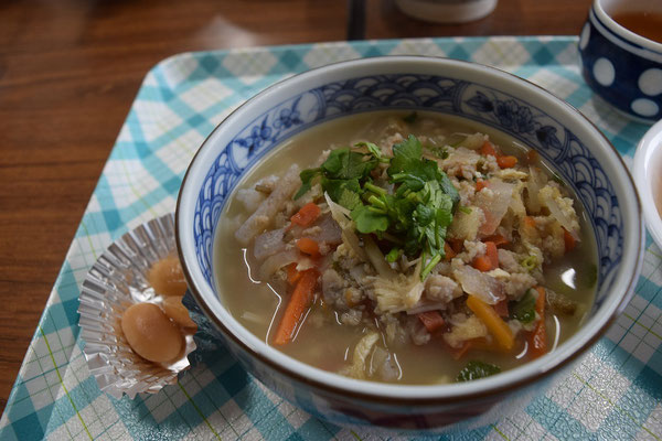 こちらが愛餐会当日の丼さん。お隣にそっと添えられているお豆さん、文さんの手によるもので、もはや旭東教会の定番となりつつあります。