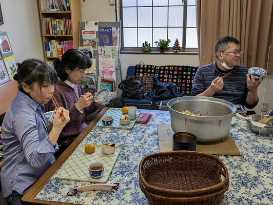 2024年12月1日（日）炊き込み御飯を準備してくださった寿子さんは左手前。お隣は礼拝で広報担当をして下さる薫さんです。皆さん、とっても美味しそうにお食事していました。きみひろさんの様子が美味しさを物語っているようにも見えます(^^♪