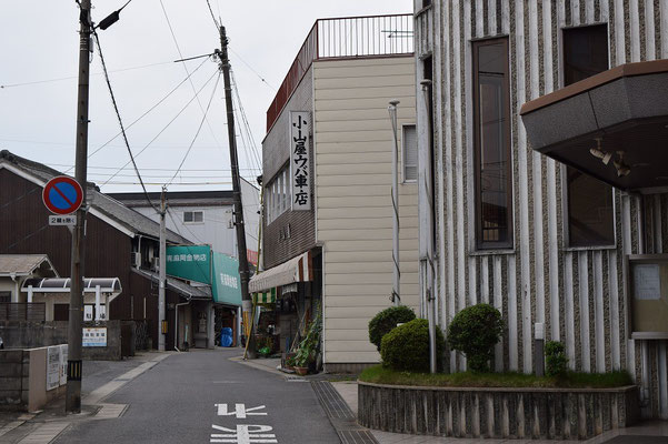 【西大寺の町並みシリーズ（その44）】clickして見て頂きたいのは、右奥の方にあるお店の看板。乳母車店、が日本中の他にもあるのかしら？