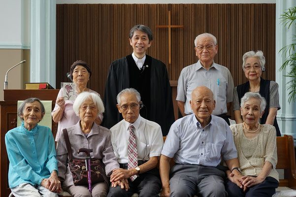 9月11日（日）、2016年度恵老祝福に出席された80歳以上のみなさまです。手を取り合って落ちついた表情を見ていると、ほんと、感謝です。牧師もなごんでいます。