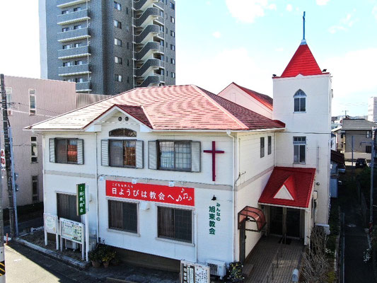 2024年12月　表通りから見る旭東教会です。手前の建物は附属館です。外壁塗装・屋根工事が始まる前に工事を依頼した業者さんがドローンで撮影されたもの。次の写真と比べるとわかりますが、普通には素人では撮影できない空からの一枚であることがわかります。