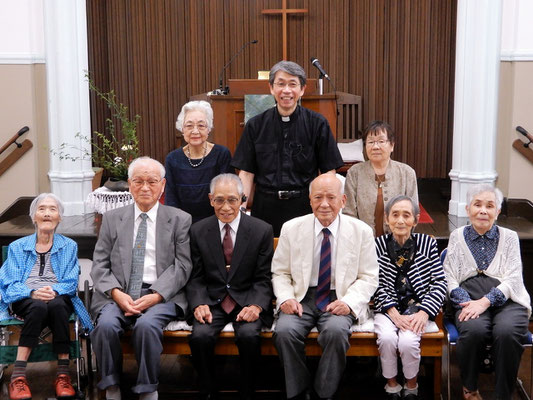 恵老祝福礼拝のあとにこのように記念撮影するのも伝統であります。ホームページの「今週の3枚！」の中に、2017年度、2016年度恵老祝福礼拝のあとの写真がありますよ(^^♪