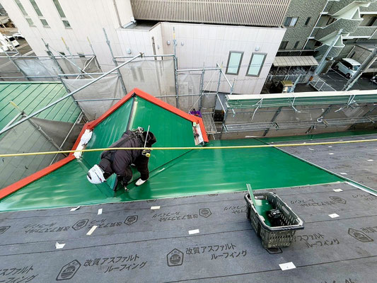 2025年1月15日（水）職人さん撮影　牧師が横側からしか撮影できなかった礼拝堂のデザインされた屋根の部分の工事の様子です。この下が、自転車置場というわけです。