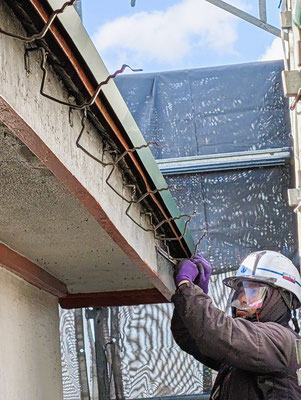 2025年2月5日（水）雨どいをはずしておられるKさんです。他の場面でもお顔が時々見られたと思います。屋根職人さんのお仕事の一つが雨樋関連のお仕事なのだと今回知りました。