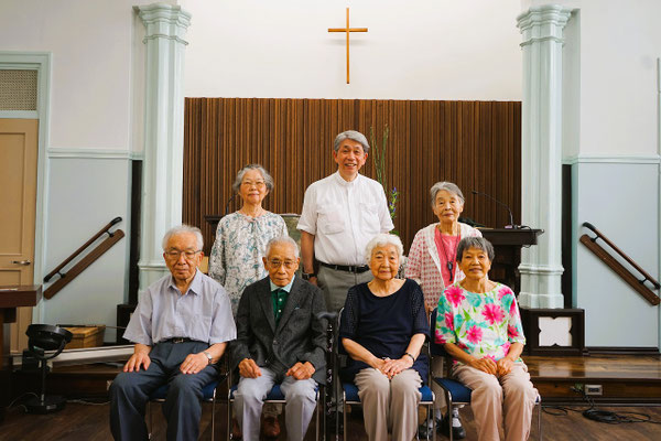 2025年9月14日（日）恵老祝福礼拝後　恵老対象者の皆さまと森牧師の記念撮影です。泰さん撮影！