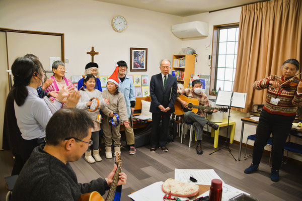 2024年12月22日（日）愛餐会　賛美合唱のときかな。双子ちゃんも一緒に歌っているのがなにより嬉しいですね。公洋さんのギターも格好いいです。