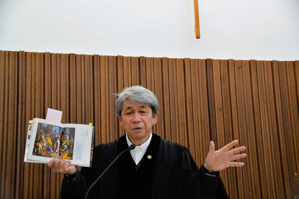 2025年2月2日（日）エル・グレコの宮清めの絵も載っている高久眞一先生著の『キリスト教名画の楽しみ方 イエスの生涯』を片手に森牧師が説教しています。