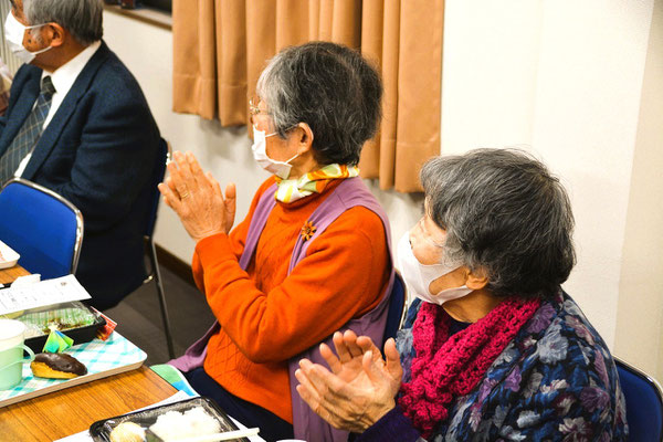 2024年12月22日（日）愛餐会　年配の方々も自然に手拍子されて、心合わせ、弾んでおられました。