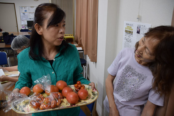 自家製のトマトをプレゼントしてくれた安佐子さんは右側。美樹さんはなんて言ったんだろうね。