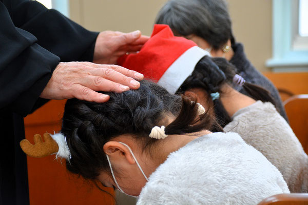 2024年12月22日（日）クリスマス礼拝で子どもたちの祝福の場面です。