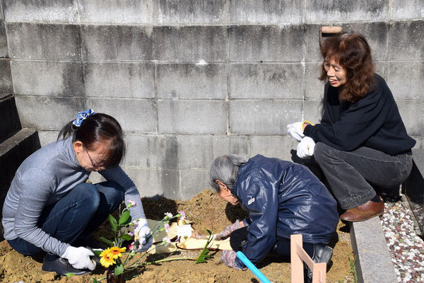 2016年秋、愛犬レマちゃんが召されてお別れをご一家の墓地にて