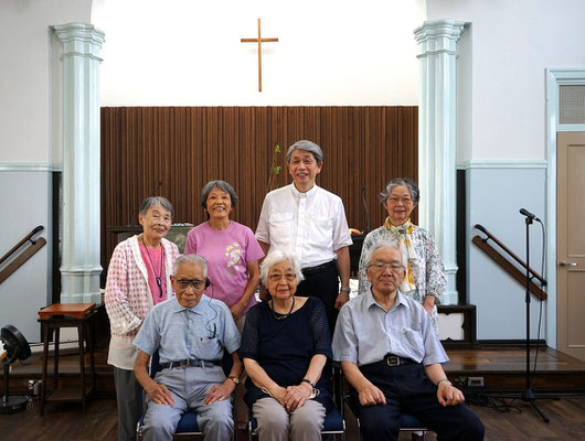 2024年9月15日（日）恵老祝福礼拝のあとは、毎年、泰さん撮影の集合写真の時間です。このホームページの今週の3枚！にその年ごとの様子がわかる写真を残しております。お時間あれば、探してみて下さい。懐かしい方々の姿が見えます。
