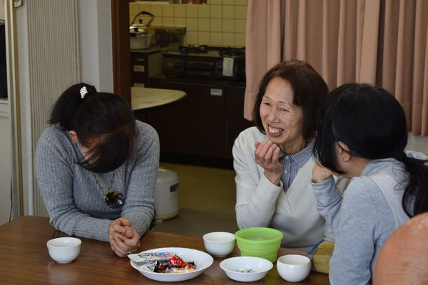 新年の礼拝後のひとこま。何がうれしく楽しいか。