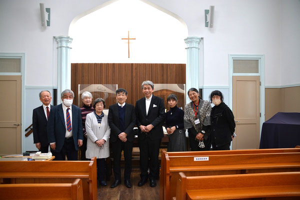 2024年2月4日（日）講演会のあと、役員会メンバーを中心に懇談の時間を過ごし、全員で記念撮影です。