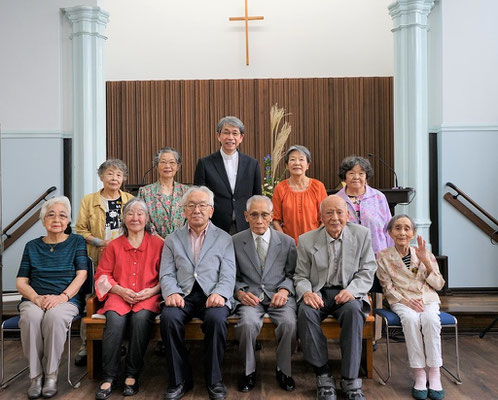 2022年9月18日（日）敬老祝福礼拝の日の毎年恒例の一枚です。右端に写っている光子さん97歳のお手が素晴らしいですね。ホームページの今週の3枚！をよーくご覧になると、数年さかのぼっての恵老の日の集合写真があるはずです(^^♪