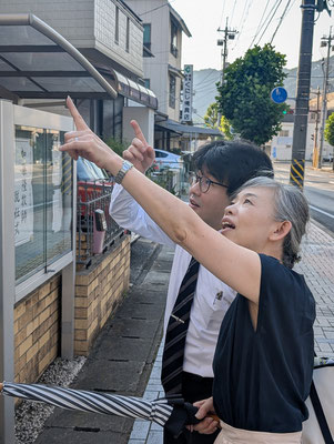 2025年6月29日（日）笠岡教会加藤隆牧師就任式終了後　玄関先で歴史ある教会堂のご案内を受ける美樹さんです。