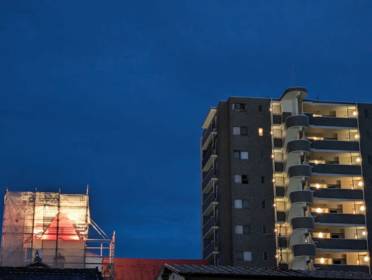 2024年7月9日（火）夜撮影　この時間帯は、激しい雨がやんで、空に晴れ間が出ている頃です。交差点付近の空き地より撮影するとこんな美しい風景が今は見えます。建物ができると当然変わってしまいますね。