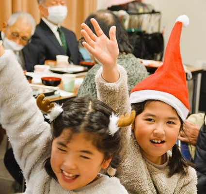 2024年12月22日（日）小学校2年生になった双子ちゃんたちも、「賛美歌 途中でドン」に参加していました。
