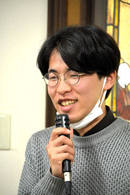 2024年3月17日（日）素敵な笑顔で皆さんにご挨拶。りょうたさんがお出でになり始めた2年半前の旭東教会と今の旭東教会は、じつは良い意味でだいぶ空気が変わって来ました。礼拝最後の1分間の分かち合い、礼拝後のほっとタイムなどすごく大事な取り組みが始まった頃に重なっていました。それも彼が旭東教会の大掃除をするのが楽しかった、と言ってくれたことと無縁ではないように思います。