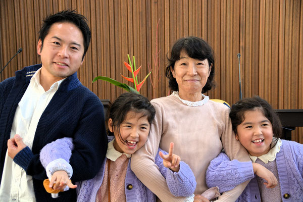 2024年11月10日（日）子ども祝福礼拝の直後、恒例の家族での写真撮影でした。じいじいを天国に送ってからまだ半年ほどです。撮影は森牧師です。無事に撮れていてよかったです。