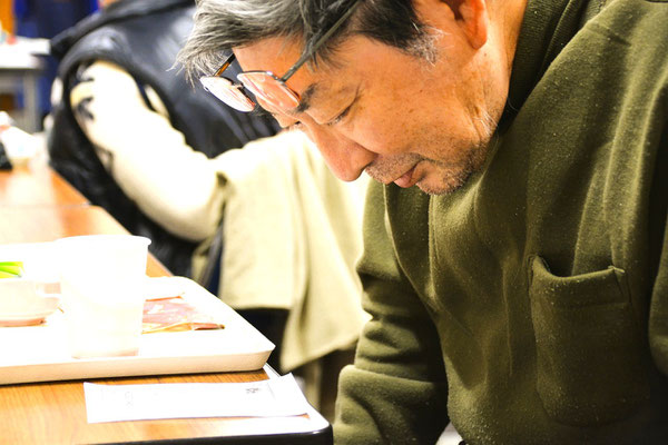 2024年12月22日（日）愛餐会　寛さん。困っているのではありません。真面目に楽しんで居られるのです。「楽しかったぁ」とお帰り際、立ち上がる前にぽつりと仰った。2024年のクリスマスの神さまからのプレゼントです。