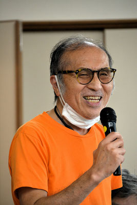 2024年7月14日（日）この日受洗されたMさんの歓迎会にて 笑顔のメッセージ　高校時代の同級生三朗さん　オレンジ色のTシャツが素敵です　「三朗」と気楽に呼ばれる兄弟との再会が旭東教会に準備されていました。