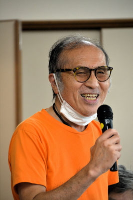 2024年7月14日（日）この日受洗されたMさんの歓迎会にて 笑顔のメッセージ　高校時代の同級生三朗さん　オレンジ色のTシャツが素敵です　「三朗」と気楽に呼ばれる兄弟との再会が旭東教会に準備されていました。