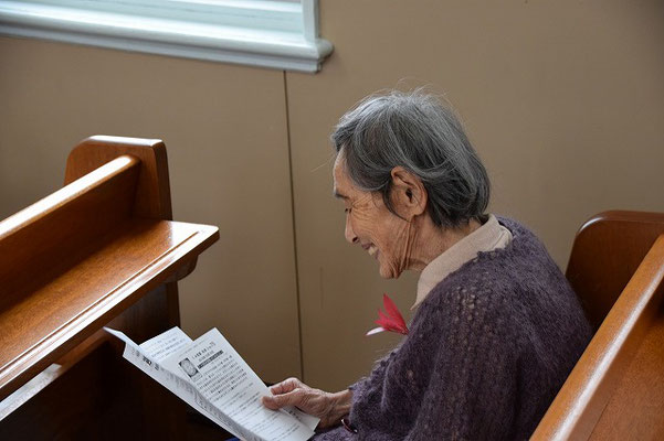 2016年初秋、光子さんは朝一番に礼拝堂に来て週報を嬉しそうに、楽しそうに読んでいた。