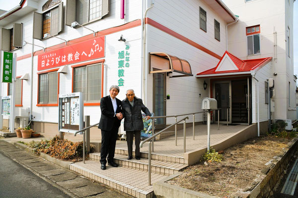 2025年2月16日（日）同じく100歳の正さんと握手しながら記念写真をお願いしました。正さん、昨年、一昨年と冬場は入院したりということが多かったような気がしますが、今はすこぶるお元気。ほっとタイムでは、「先生ご自分が100歳の自覚がないでょ」と言われて「そうなんじゃ」とのお返事が聞こえましたヽ(^。^)丿