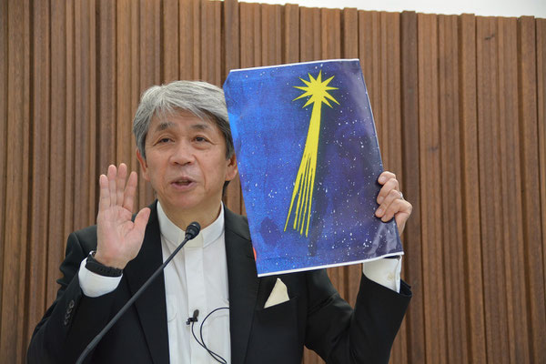 2024年12月29日（日）降誕節第1主日　マタイ福音書より東方の博士たちの物語を語る森牧師。一週前の教会学校の資料を使いながらお話しているところ。