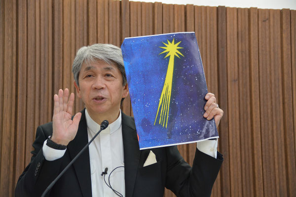 2024年12月29日（日）降誕節第1主日　マタイ福音書より東方の博士たちの物語を語る森牧師。一週前の教会学校の資料を使いながらお話しているところ。
