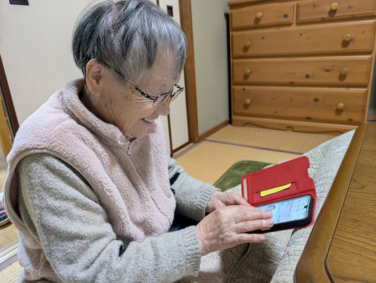 2025年1月8日（水）夕刻　やえこさんを牧師がお尋ねしました。小さなお庭に咲いたお花の写真、ご自分でスマフォ撮影したものをみせてくださいました。これは、お花のあとにご自分が写っているお気に入りの写真を見せてくださった場面かな。