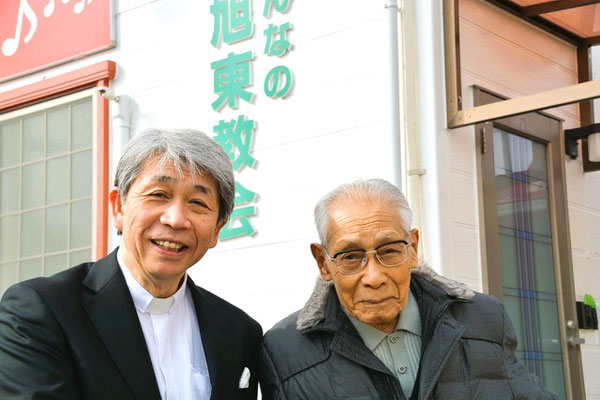 2025年2月16日（日）午前10時少し前です　会堂のリフレッシュ工事が終わって教会の最長老100歳の正さんと記念撮影。3月で101歳でございます。