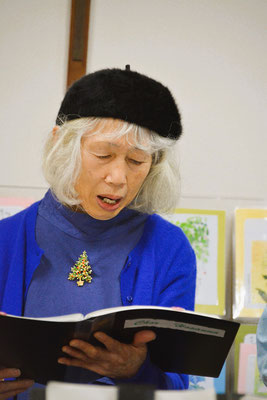 2024年12月22日（日）愛餐会　聖歌隊コール ホサナを格調高く美しく整えてくださるのは安佐子さん。お帽子が自然で、格好いいです。かつて、お帽子をかぶられるご婦人たちが旭東教会の礼拝には何名もおられたようです。いつしかその伝統を引き継いでくださっています。