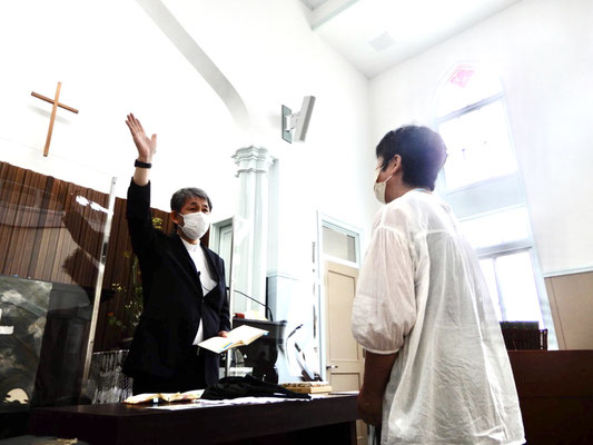 2022年7月17日（日）転入会式の締めくくりに、森牧師はいわゆる『式文』には存在しないことを手を上げて宣言しました。それは、結婚式の時の「今、私は○○紀子さんが、神と会衆との前で誓約をし、主の僕として日本基督教団旭東教会の会員、ひと枝となられたことを宣言致します アーメン」でした。