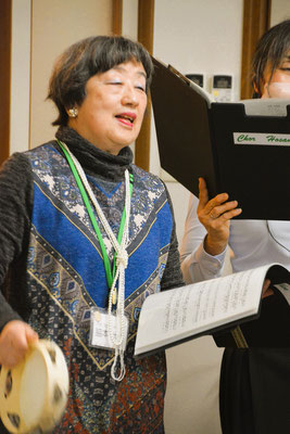 2024年12月22日（日）愛餐会　いつも教会の皆さんのことを考えてサポートしてくださる光代さんのタンバリンと共に捧げる賛美。