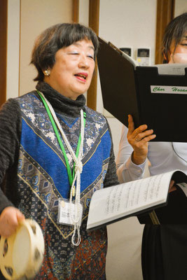 2024年12月22日（日）愛餐会　いつも教会の皆さんのことを考えてサポートしてくださる光代さんのタンバリンと共に捧げる賛美。