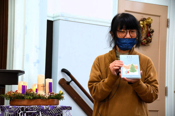 2024年12月15日（日）みんなの教会学校の時間　教会図書を紹介してくださるりょうこさん。『ひかりです ―クリスマスのいのり―』をやさしくご案内下さいました。