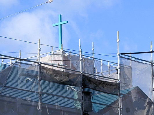 2025年1月10日（金）午後　日差しによっては、緑色の屋根がうっすらと見えるようになり始めました（おそらく、屋根の上の十字架とのコントラストが絶妙と思われます）。足場とネットが取り外されると観音院さんよりから見ると美しいだろうと思い、わくわくします。