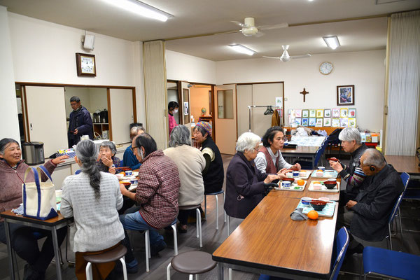 2025年1月1日（水）元旦祈祷会後　おぜんざいで和んだ空気の集会室です。お台所でご奉仕下さっていた方もいました。ありがとうございました！