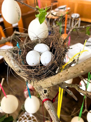 2025年4月19日（土）イースターの卵たち 3　鳥の巣は新作でございます　