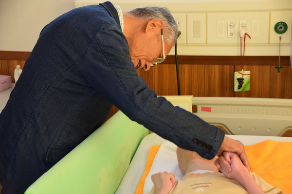 2018年4月22日（日）の夕刻、寿子さんのご子息がお過ごしのお部屋を、正さん、美樹さんと4名で訪問。以下、寿子さんのご了解を頂いてアップロードいたします。とても豊かな日曜日の夕暮れ時となりました。
