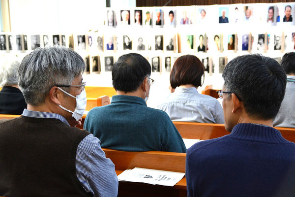 2024年11月3日（日）聖徒の日・召天者記念礼拝開始の少しまえです。一番後ろの大柄なお二人は、それぞれ、関東地方と海を渡って四国からご出席でした。嬉しく、本当にありがたいことです。お二人とも50年前には教会学校の生徒さんだったはずです。